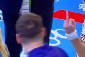 这氛围真不错！里夫斯和东契奇赛后互竖中指 美女主持一脸懵逼